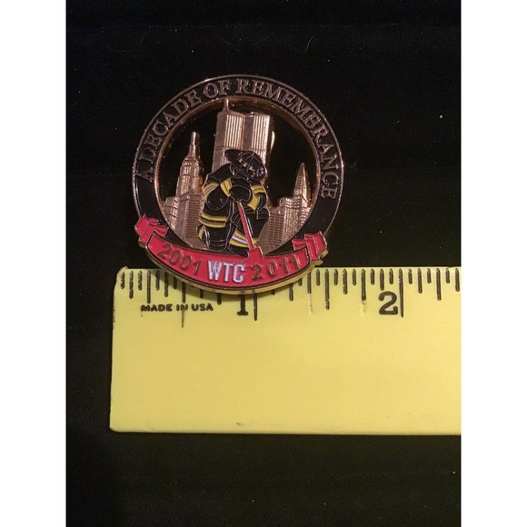 WTC World Trade Center A Decade Of Remembrance 2001-2011 Pin Firefighter - Picture 2 of 4